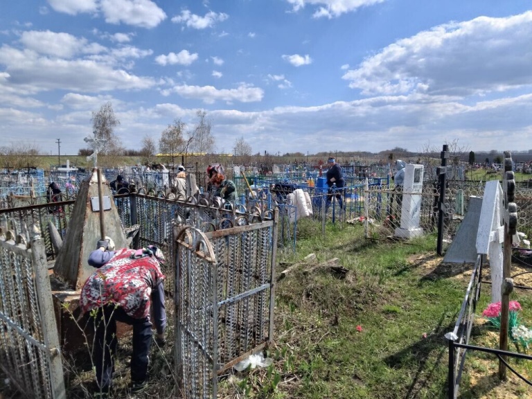 На Народненском кладбище провели субботник.