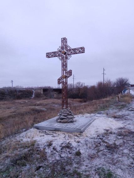 Установлен Поклонный охранный крест на центральном въезде в с.Липяги. Установлен Поклонный охранный крест на центральном въезде в с.Липяги.