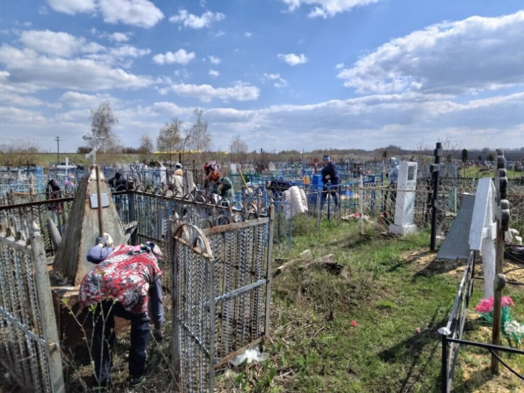 На Народненском кладбище провели субботник. На Народненском кладбище провели субботник.